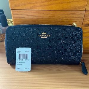 Brand new Coach wallet with gold embellishment. Never used, perfect condition.
